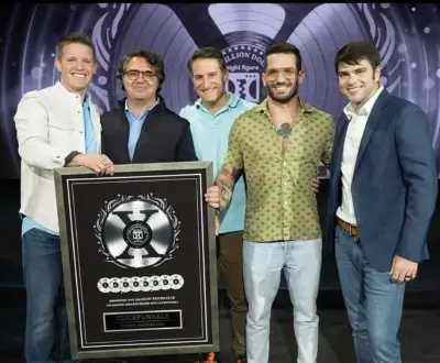 Adri Kastel recibiendo premio de Russell Brunson