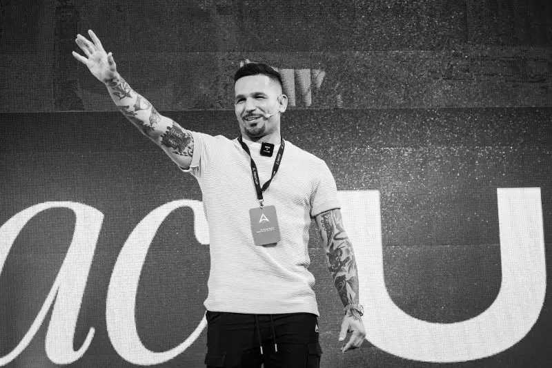 Adri Kastel, empresario, creador de contenido, estratega digital y experto en marketing digital